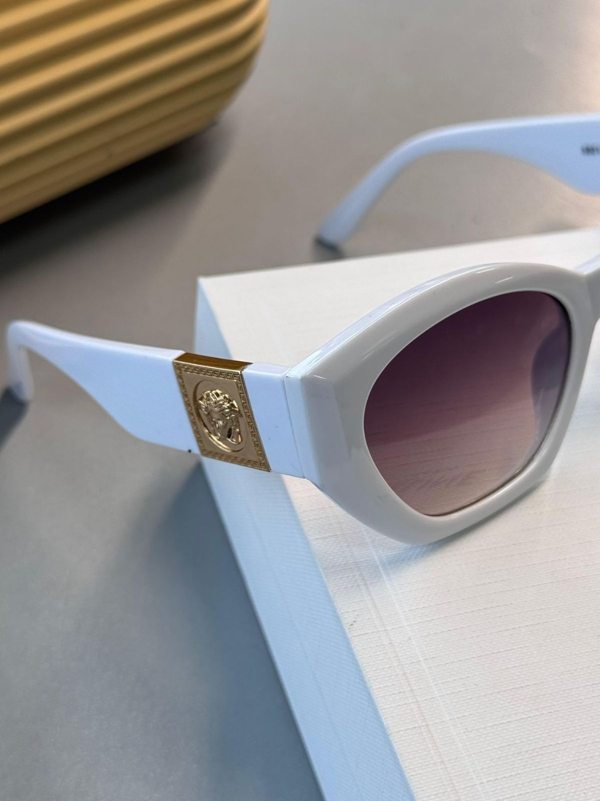 Versace Gold Detay Güneş Gözlüğü – Beyaz