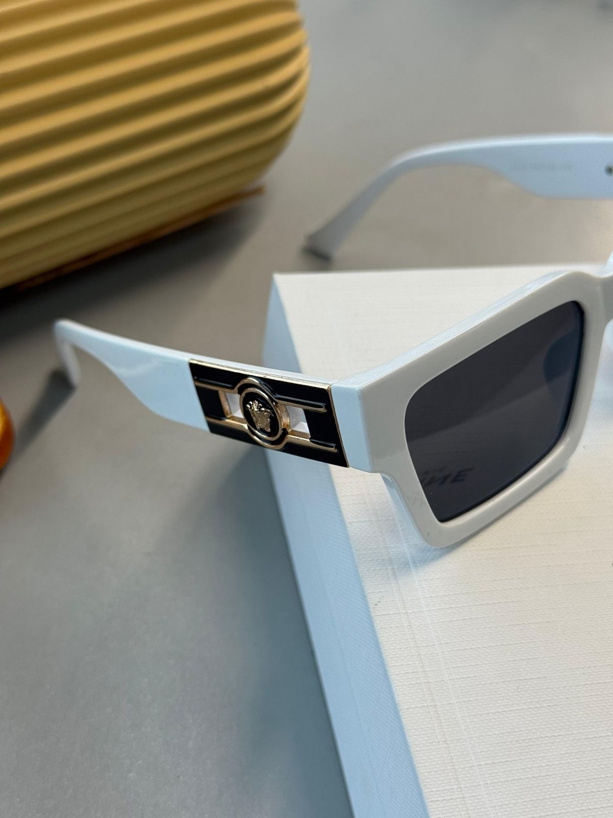 Versace Medusa Biggie Dikdörtgen Güneş Gözlüğü – Beyaz
